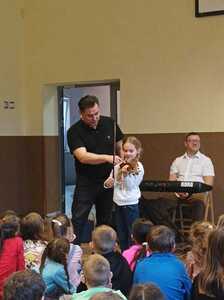 Uczennica gra na skrzypcach. 