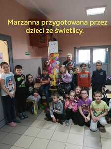 Dzieci ze świetlicy z marzanną wykonaną z balonów. 