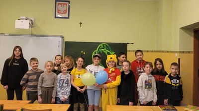 Uczniowie klasy 4a podczas przedstawienia "Kubuś Puchatek"