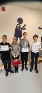 Reprezentanci naszej szkoły w "XI Międzyszkolnym Konkursie Wiedzy o Krajach Anglojęzycznych" wraz z opiekunką - p. Anniką Niburską. 