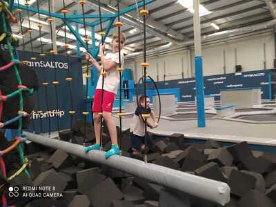 Uczniowie podczas zabawy w parku trampolin. 