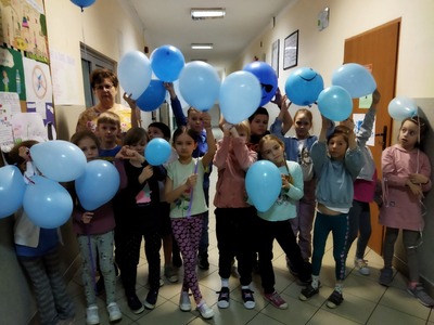 Uczniowie klasy 1a z niebieskimi balonikami. 