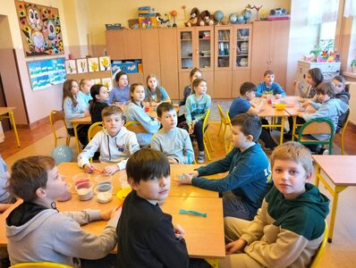 Uczniowie wykonują świece