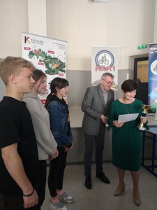 Reprezentanci naszej szkoły w konkursie BRD odbierają nagrodę z rąk p. Krystyny Lewandowskiej i p. Jerzego Pecyny. 