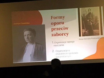 Ekran z napisem "Formy oporu przeciw zaborcy"