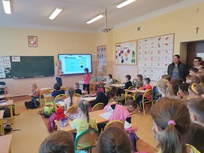 Przedszkolaki podczas zwiedzania szkoły. 