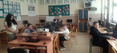 Uczniowie podczas  elimnacji do VI Międzyszkolnego Konkursu Matematyczno-Informatycznego INFOM@T. 