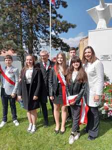 Poczet sztandarowy pod Pomnikiem Orła Białego