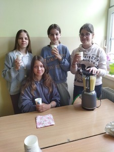 Lekcja techniki - uczennice robią koktajl. 