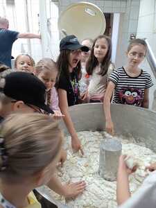 Wizyta klasy 2b w piekarni w Żakowicach 