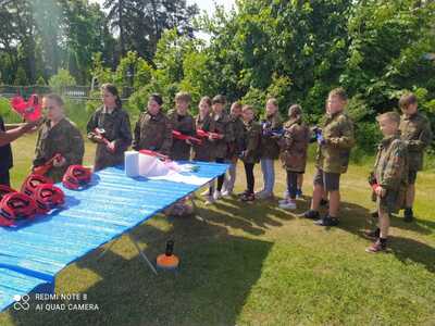 Terenowe zmagania paintballowe w klasie 4b