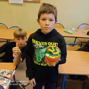 Uczniowie klas piątych wykonali przepiękne modele komórki zwierzęcej. Była to doskonała zabawa połączona z nauką. 