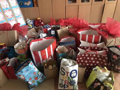 Coroczna akcja charytatywna w szkole w Różycy

Akcja charytatywna „Koleżanko i kolego obdaruj kogoś potrzebującego” na stałe wpisała się w wizerunek Szkoły Podstawowej w Różycy i od lat zebrane w czasie jej trwania dary wspomagają najbardziej potrzebujące rodziny. Dzięki szczodrości i wielkim sercom ofiarodawców pomoc w postaci paczek zawierających książki, zabawki, pampersy, żywność, artykuły chemiczne i ubrania trafiła do szesnastu rodzin, a tym samym dwudziestu dziewięciu u