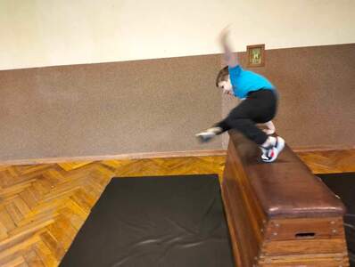 Tor przeszkód, po wykonaniu zadania dzieci otrzymały medale.