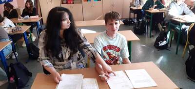 Dawid Śmiechowski wraz z panią od matematyku Jadwigą Pirą.