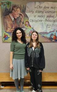 Amelia Kopacz wraz z panią od języka polskiego Janina Wiśnik. 