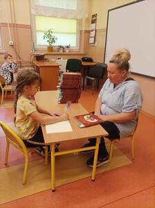 Rozdanie pamiątkowych książęk przez panią bibliotekarka Grażynę Weltz