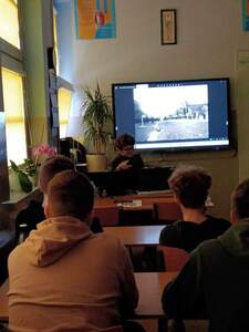 Projekcja filmu historycznego.