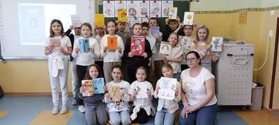 Klasa 3b wraz z wychowawcą promującą akcję.