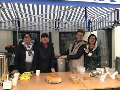 Ekipa z kuchni przygotowała pyszną grochówkę: panie : Ola Marczyk, Beata Szymczak, Anna Wojda, Anna Niżnikowska