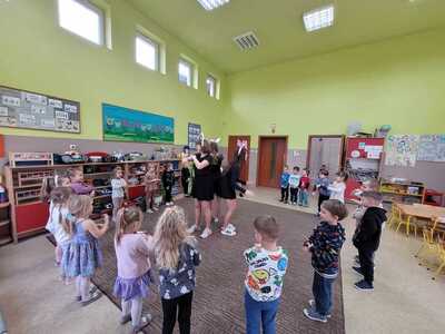 Wspólne zabawy w przedszkolu w Różycy.