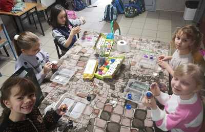 Zdobienie pisanek świątecznych na świetlicy szkolnej. 