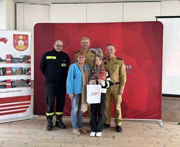 Amelia wraz z wychowawcą i reprezentantami Straży Pożarnej