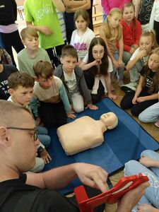 Nauka udzielania pierwszej pomocy. 