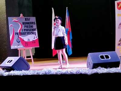 Prezentacja piosenki przez uczennicę.