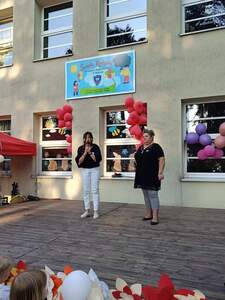 Prowadzące całą imprezę pani Marta Lewandowska i pani dyrektor Aneta Mrówka 