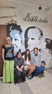 Zuzia, Maja, Jagoda wraz z opiekunem Panią Anniką Niburską. 