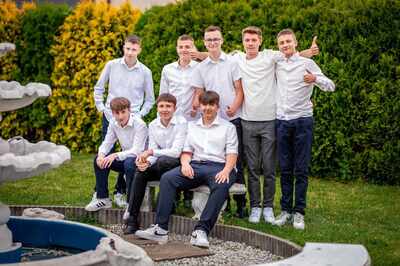 Wspólne zdjęcie chłopców z klasy 8. 