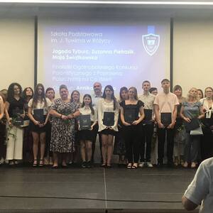 Wręczanie nagród uczniom za bardzo dobre wyniki w nauce. 