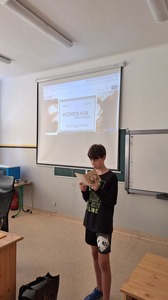 Patryk Paciok w scenerii poetyckiej. 