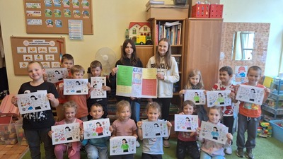 Wspólne zdjęcie z przedszkolakami. 