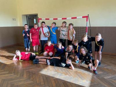 Uczniowie ćwiczą i grają w piłkę wnawet w weekend w ramch projektu. 