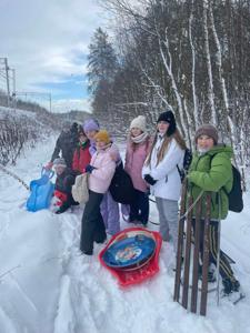 6a na świeżym powietrzu cieszy sie zimą. 