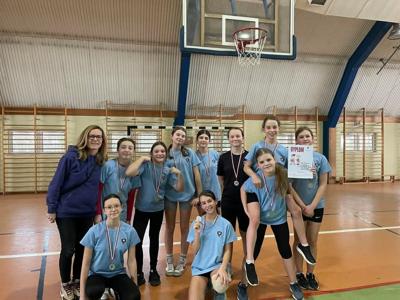 Uczniowie triumfują wygraną.