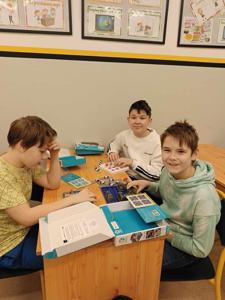 Logiczne łamigłówki rozwazują uczniowie. 