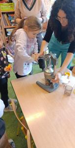 Przedszkolaki robią świeżo wyciskany sok.