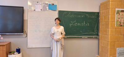 Uczniowe klasy 7b inscenizują fragmenty ,,Zemsty" Basia Nowak