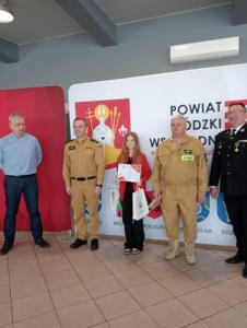 Amelia Nowak wraz z przedstawicielami Straży Pożarnej.