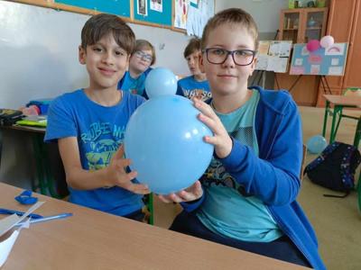 Uczniowie klasy 4 ubrani na niebiesko w ramach solidarności dla ludzi cierpiacych na autyzm.