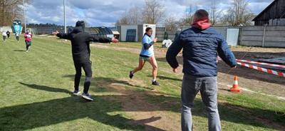 Jagoda Tyburc przekracza linie mety. 