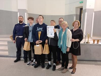 Uczniowie na wspólnej fotografii wraz z  wych. Ewą Pietrzyk