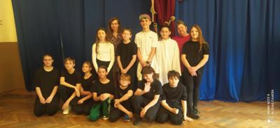 Wspólna fotografia uczniów wraz z panią dyrektor Anetą Mrówką oraz panią Agnieszką Krawczyk .