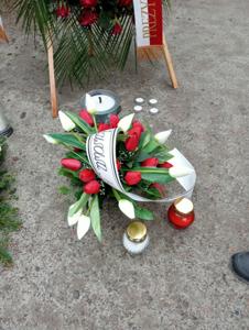 Złożenie wieńca i symboliczny znicz od Szkoły Podstawowej w Różycy. 