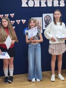 Uczennica Marysia kotecka odbiera nagrodę. 
