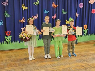 Prezentacja uczniów SP w Różycy na konkursie. 