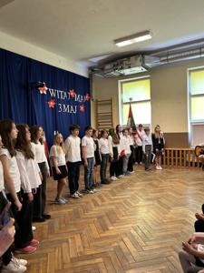 Uczniowie biorący udiał w uroczystym apelu. 